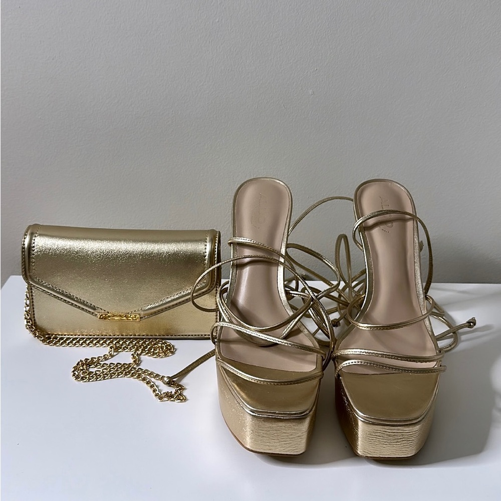 GOLD HEELS